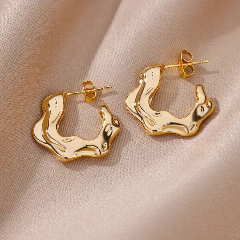 ✨✨Contemporary Gold-Toned Fluid Shape Earrings✨✨💕 - Picture 3 of 7